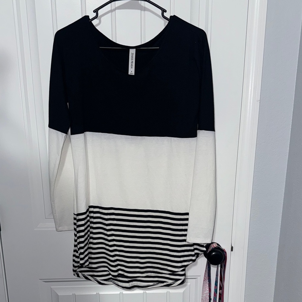 Black and white long sleeve tunic top